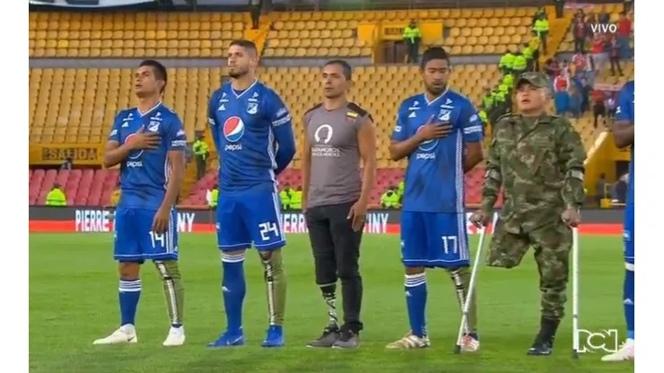 Así fue el homenaje a las fuerzas armadas de Colombia en el clásico capitalino.