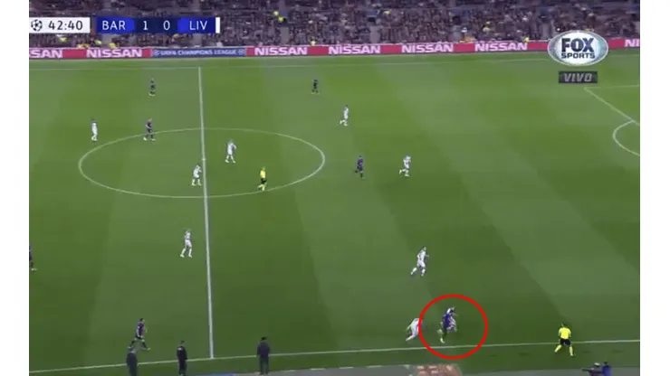 Foto de Lionel Messi y el empujón.