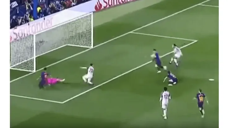 Era todo de Liverpool, pero Suárez le dio al travesaño, Messi la durmió de pecho y anotó el 2-0