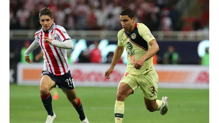 Foto de Jorge Sánchez enfrentando a Chivas.