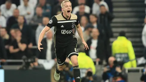 Los goles no llegan solos: van de Beek despertó el interés de un titán europeo