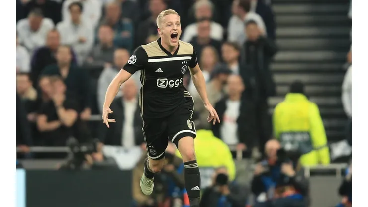 Los goles no llegan solos: van de Beek despertó el interés de un titán europeo