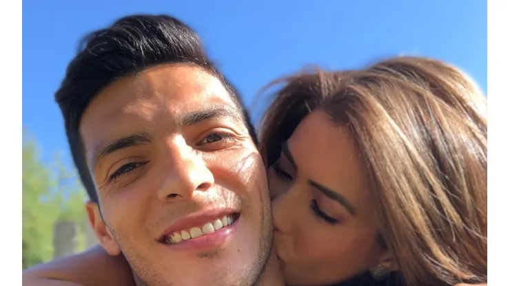 La más romántica: Daniela Basso subió una foto besando apasionadamente a Raúl Jiménez