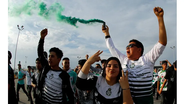 A todas partes: un aficionado del Santos Laguna llevó sus colores al Wanda Metropolitano