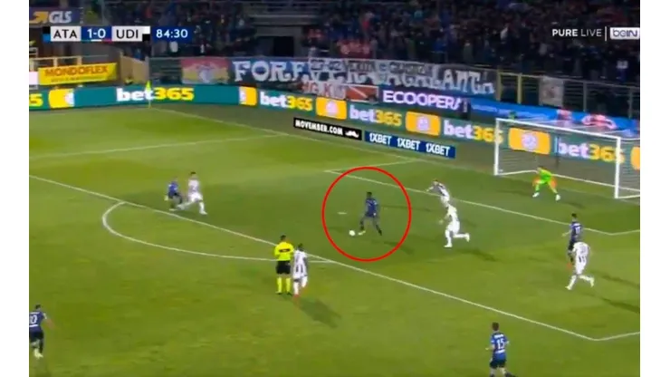 No solo mete goles: Duván Zapata aguantó, se la dio a un compañero y llegó el 2-0 de Atalanta