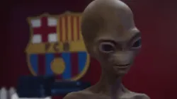 Un extraterrestre visitó el vestuario de Barcelona y Suárez tuvo que esconder la camiseta de Messi