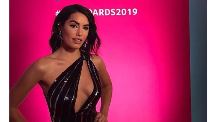 Lali Esposito subió una foto y metió encuesta: "¿Con o sin lengua?"