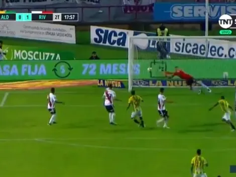 Armani voló para atajar una pelota imposible y salvar a River