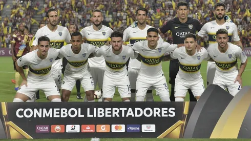 Sebastián Villa posando con los jugadores de Boca.
