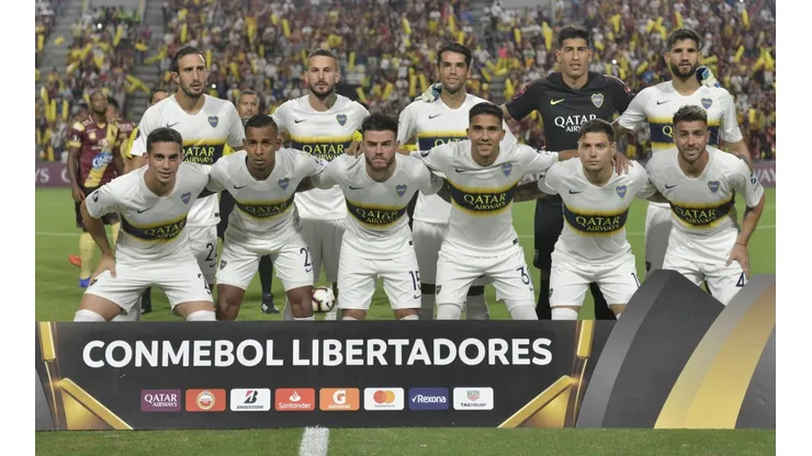 Sebastián Villa posando con los jugadores de Boca.
