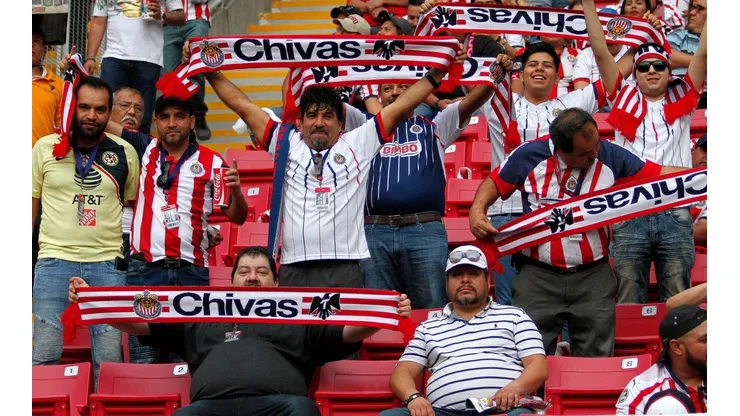 Chivas llevó más gente al Estadio que América pese a la crisis