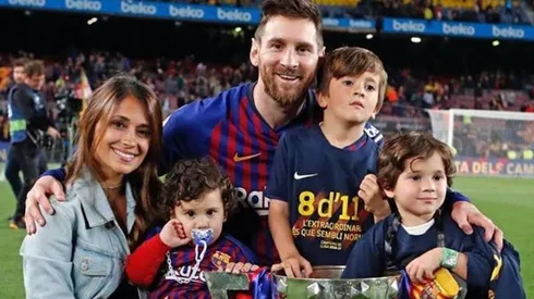 Antonella Roccuzzo lo abrazó, Messi puso sus manos en la cintura de ella y salió la mejor foto de ambos