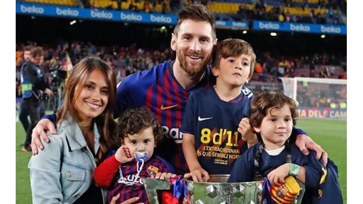 Antonella Roccuzzo lo abrazó, Messi puso sus manos en la cintura de ella y salió la mejor foto de ambos