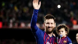 JUNTO A CIRO. Lionel Messi sonríe ante la ovación del Camp Nou (Foto: Getty).