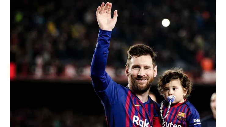JUNTO A CIRO. Lionel Messi sonríe ante la ovación del Camp Nou (Foto: Getty).