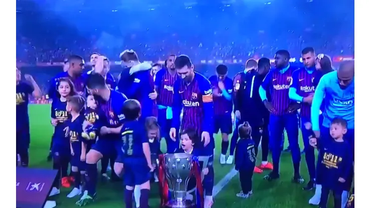Video viral: Mateo quiso levantar la copa, no pudo y Messi lo ayudó