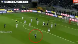 Estupenda volea de Nainggolan.