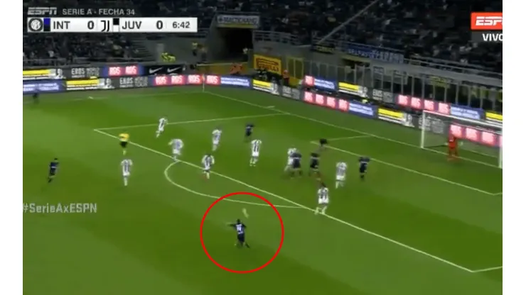Estupenda volea de Nainggolan.
