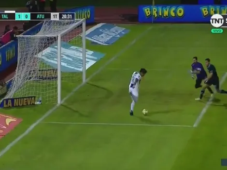 Esta noche no duerme: Dayro Moreno erró un gol con el arco libre