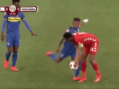 Todo pelota: la estremecedora patada en el fútbol de Sudáfrica que se hizo viral
