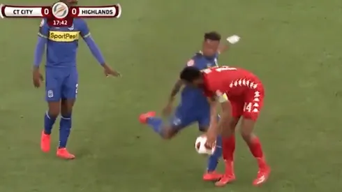 Todo pelota: la estremecedora patada en el fútbol de Sudáfrica que se hizo viral