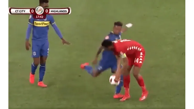 Todo pelota: la estremecedora patada en el fútbol de Sudáfrica que se hizo viral