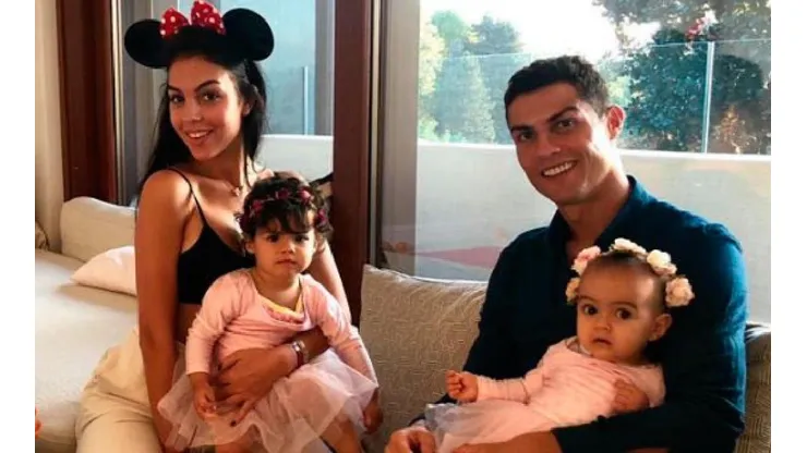Cristiano junto a Georgina y sus pequeñas.
