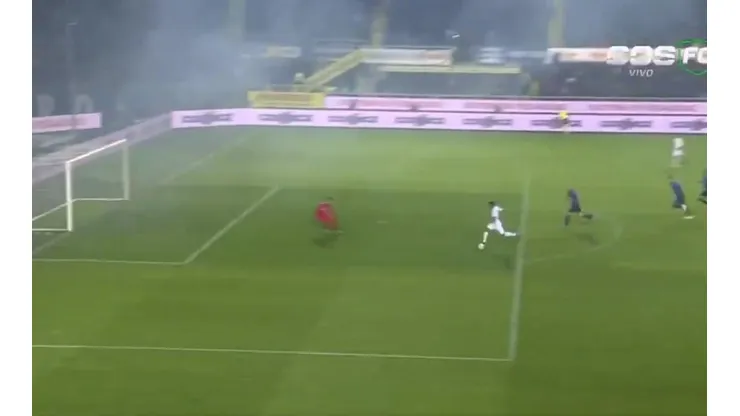 Lo dejaron mano a mano con el arquero y Luis Muriel no falló para el primero de la Fiorentina