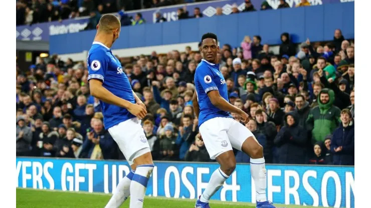 Yerry Mina celebra el gol de Richarlison vs. Chelsea.