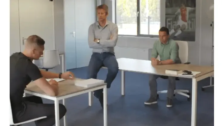 Publicó mensajes contra el club, el Ajax lo contrató y le implementaron un castigo ejemplar