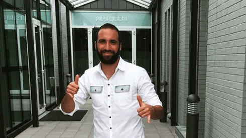 Épico: Higuaín fue a un cumpleaños disfrazado de Elvis Presley y se llevó una ovación