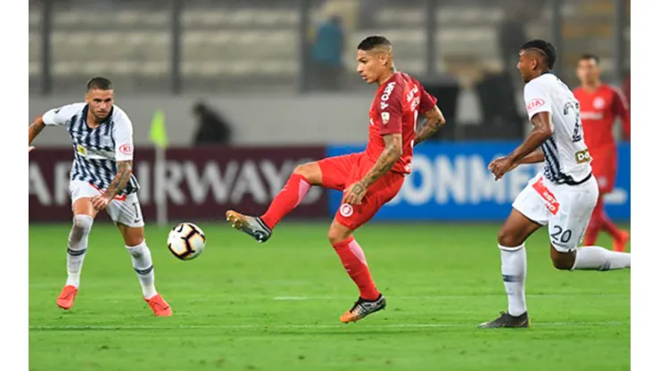 Guerrero, entre algodones: el delantero se retiró lesionado luego de un cruce durante el partido ante Alianza Lima