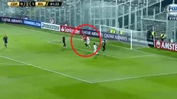 A Armani se le escapó la pelota y terminó haciendo falta afuera del área