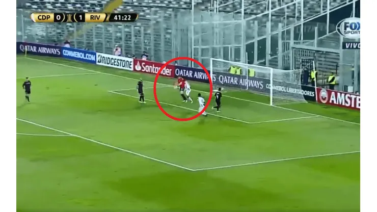 A Armani se le escapó la pelota y terminó haciendo falta afuera del área