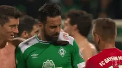 Lewandowski consoló a Claudio Pizarro tras la eliminación de Werder Bremen