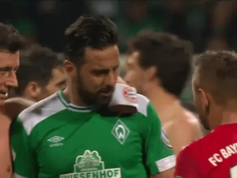 Lewandowski consoló a Claudio Pizarro tras la eliminación de Werder Bremen