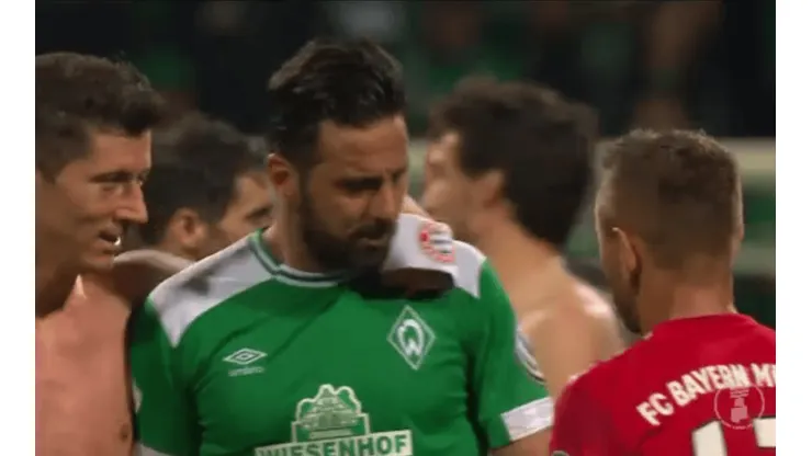 Lewandowski consoló a Claudio Pizarro tras la eliminación de Werder Bremen