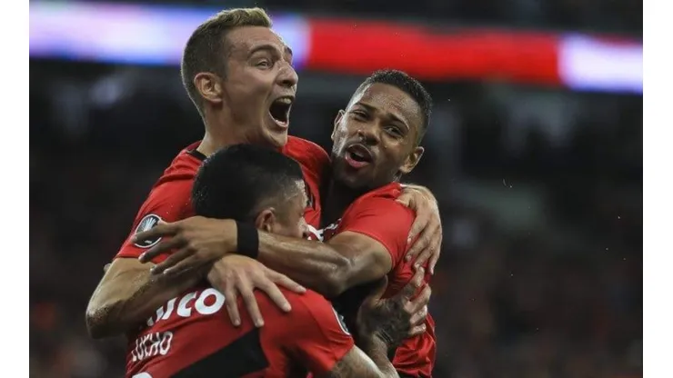 Wilstermann vs Atlético Paranaense por la Copa Libertadores.