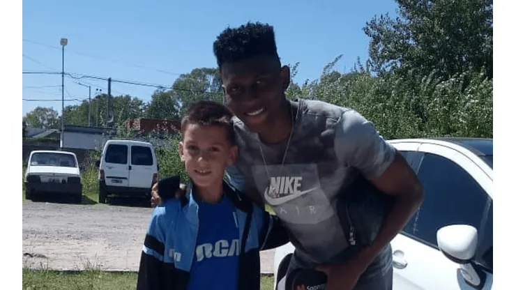 Es colombiano, está en el fútbol argentino, no jugó ni un minuto, pero tiró: "Sueño con ir al Barcelona"