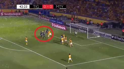 Golazo del defensor.