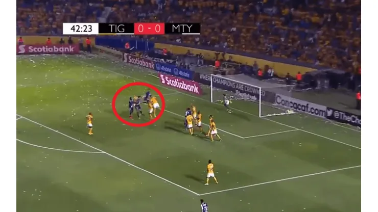 Golazo del defensor.
