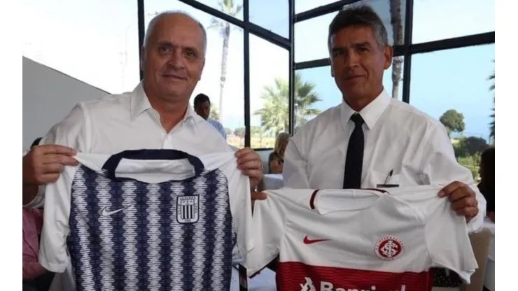 En cara al partido ante Alianza los dirigentes se reunieron y cambiaron camisetas
