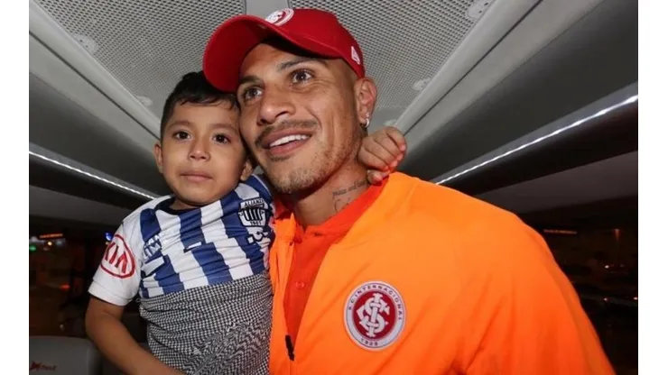 ¡Que gran gesto Paolo! el delantero le cumplió el sueño a un pequeño hincha de Alianza Lima
