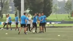 Nández la pisó, le tiró un caño a Fabra y se rieron todos en la práctica de Boca