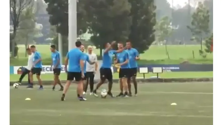 Nández la pisó, le tiró un caño a Fabra y se rieron todos en la práctica de Boca