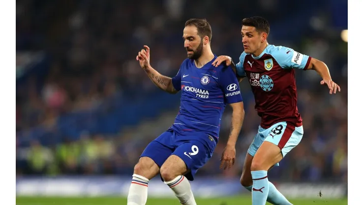Gonzalo Higuaín enfrentando a Burnley.