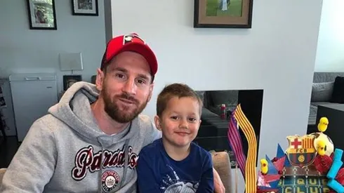 Messi subió una foto con su ahijado mostrando el gran regalo que le hizo