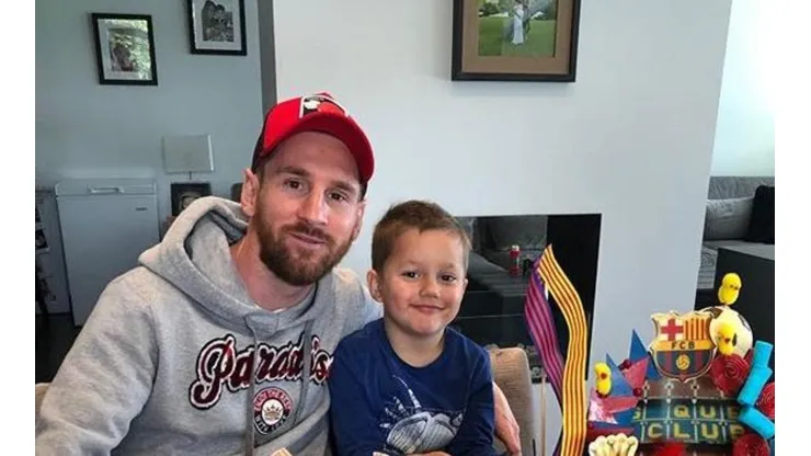 Messi subió una foto con su ahijado mostrando el gran regalo que le hizo