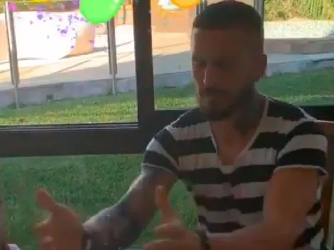 Benedetto festejó pascuas ¡rompiendo una gallina de chocolate gigante!