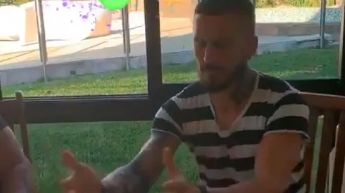 Benedetto rompió un huevo con forma de gallina.